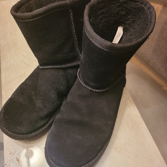 Ugg - Picture 5 of 5